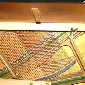 Pianino białe Ibach od Piano Design