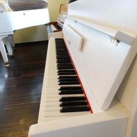 biale pianino LEGNICA gwarancja PianoDesign