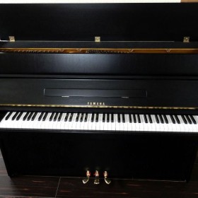 YAMAHA pianino czarne idealne PianoDesigne