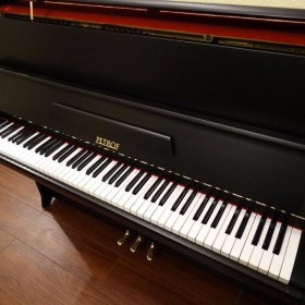 pianino petrof czarne od PianoDesign