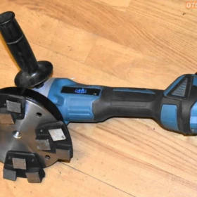 Zacieraczka akumulatorowa do betonu - Light battery trowel for concrete