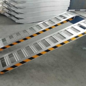 Najazdy aluminiowe do koparki 2,5m 2000kg