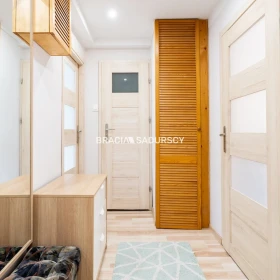 ul.Powstańców – 2 pokoje, osobna kuchnia, balkon
