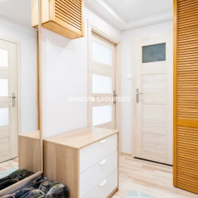 ul.Powstańców – 2 pokoje, osobna kuchnia, balkon