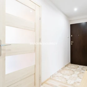 ul.Powstańców – 2 pokoje, osobna kuchnia, balkon