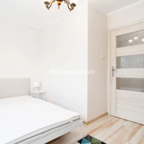 ul.Powstańców – 2 pokoje, osobna kuchnia, balkon