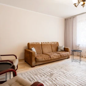 ul.Powstańców – 2 pokoje, osobna kuchnia, balkon