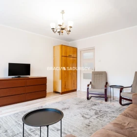 ul.Powstańców – 2 pokoje, osobna kuchnia, balkon