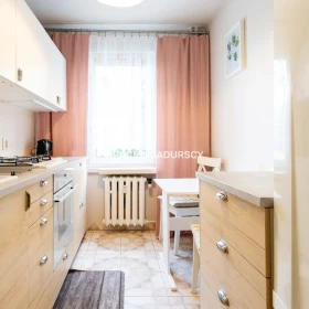 ul.Powstańców – 2 pokoje, osobna kuchnia, balkon