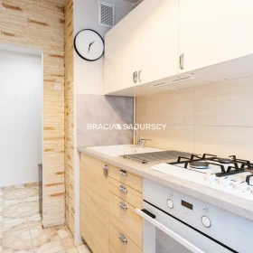 ul.Powstańców – 2 pokoje, osobna kuchnia, balkon