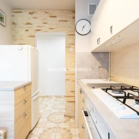 ul.Powstańców – 2 pokoje, osobna kuchnia, balkon
