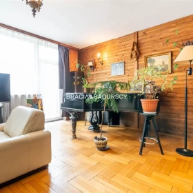 Działa 500m2 z domem 227m2. Wzgórza.