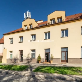 Parter, front, witryna. Dowolna działalność.