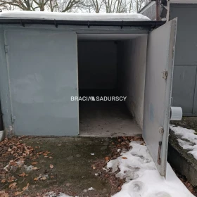 Garaż na oś.Podwawelskim ul.Twardowskiego