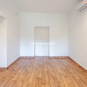 Lokal biurowy, 6 pomieszczeń 