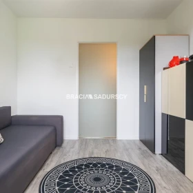 GUSTOWNE, ZADBANE,  2-POKOJOWE Z ODDZIELNĄ KUCHNIĄ