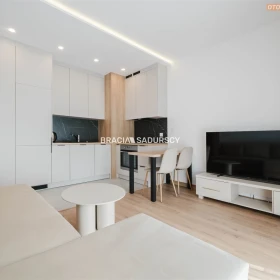 2 POK OK 35,4 M2 BLISKO CENTRUM Z DUŻYM BALKONEM 