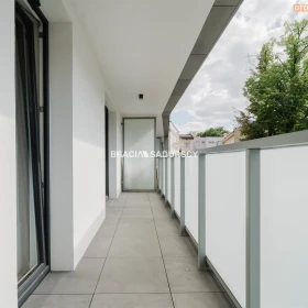2 POK OK 35,4 M2 BLISKO CENTRUM Z DUŻYM BALKONEM 