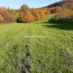 Działka położona jest we wsi Komorniki.