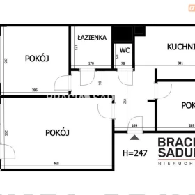 3 pok z widokiem na panoramę miasta.