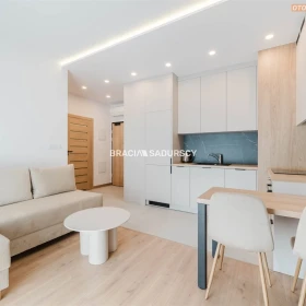 2 POK OK 35,4 M2 BLISKO CENTRUM Z DUŻYM BALKONEM 