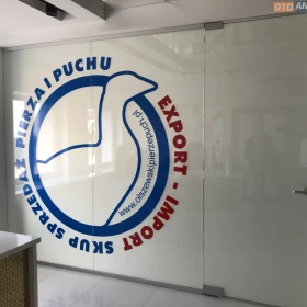 Ścianki szklane z folią smart – sterowanie pilotem + szkło gięte
