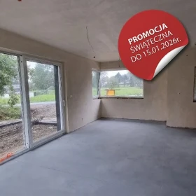 Domy blisko jezior, lasów i skałek.