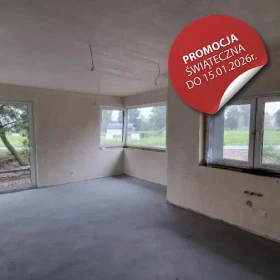 Domy blisko jezior, lasów i skałek.