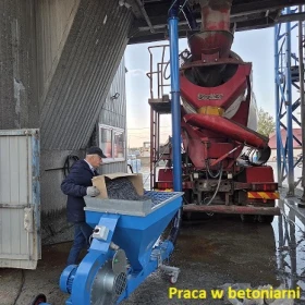 Dozownik zbrojenia rozproszonego betonu - Distributed concrete reinforcement dispenser