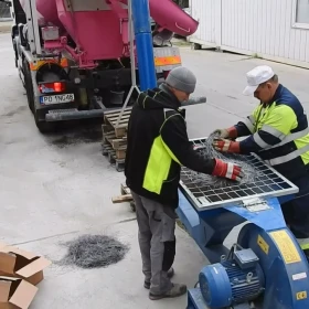 Dozownik zbrojenia rozproszonego betonu - Distributed concrete reinforcement dispenser