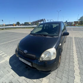 Toyota Yaris .Ekonomiczne auto miejskie – zwinne, łatwe w parkowaniu i bardzo wygodne w codziennym użytkowaniu.