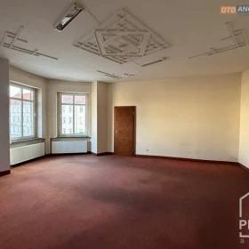Przestronny apartament w kamienicy z windą