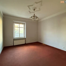 Przestronny apartament w kamienicy z windą