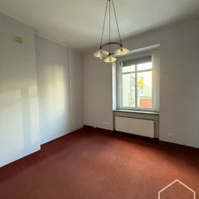 Przestronny apartament w kamienicy z windą