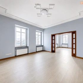 Przestronny apartament w kamienicy z windą