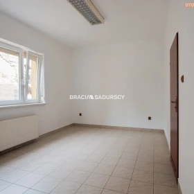 Lokal handlowo-usługowy 77,3 m², parking, Skawina