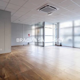 Lokal 135m2 front parter Kurdwanów