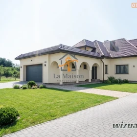 Wolnostojący dom do wykończenia. Działka 31 ar