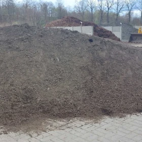 Czarnoziem przesiany z obornikiem pod warzywa, ziemia luzem.