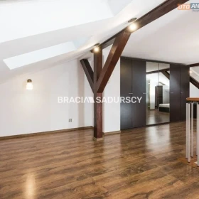 Dwupoziomowy apartament z balkonem os. zamknięte
