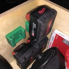 Uchwyt wieszak na ściany do baterii milwaukee m18 parkside einhell