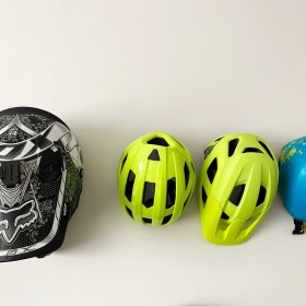 UCHWYT WIESZAK NA KASK motocyklowy rowerowy snowboardowy bmx narty