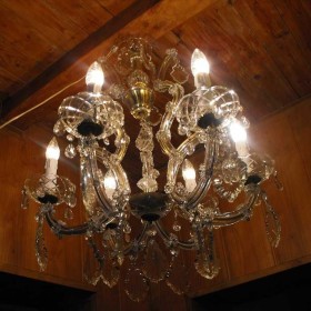 Piękny, szklany, sześcioramienny żyrandol/lampa z kryształami