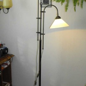 Wysoka, dwuramienna lampa podłogowa z mosiądzu