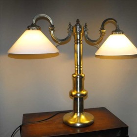 Dwuramienna, mosiężna lampa gabinetowa z kloszami