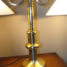 Dwuramienna, mosiężna lampa gabinetowa z kloszami