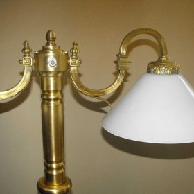 Dwuramienna, mosiężna lampa gabinetowa z kloszami