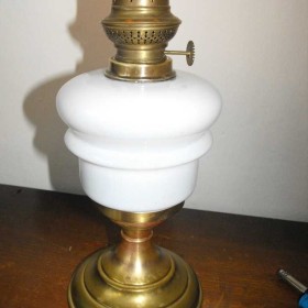 Elegancka lampa naftowa, porcelanowy zbiornik. Sprawna. Dostawa gratis