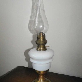 Elegancka lampa naftowa, porcelanowy zbiornik. Sprawna. Dostawa gratis