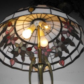 Mosiężna, pięknie zdobiona lampa podłogowa z witrażem
